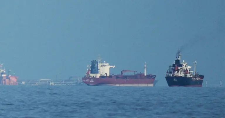 সমুদ্রে অপেক্ষারত জাহাজ